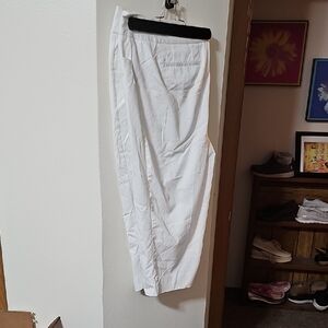 Women's White Capri Pants. Plus Size 24w.